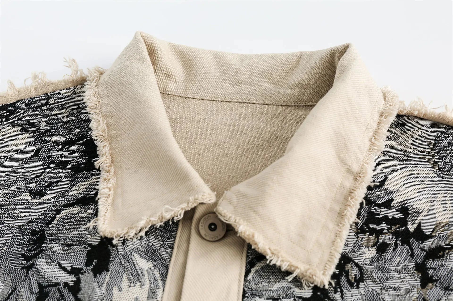 Herren Jeansjacke im Patchwork-Design | Vintage Blumen-Jacke mit Fransen-Details [ Herrenkollektion - Jacken - Frühling & Sommer '25 ] 191 - Herren Jeansjacke im Patchwork-Design Gratti Offiziell 